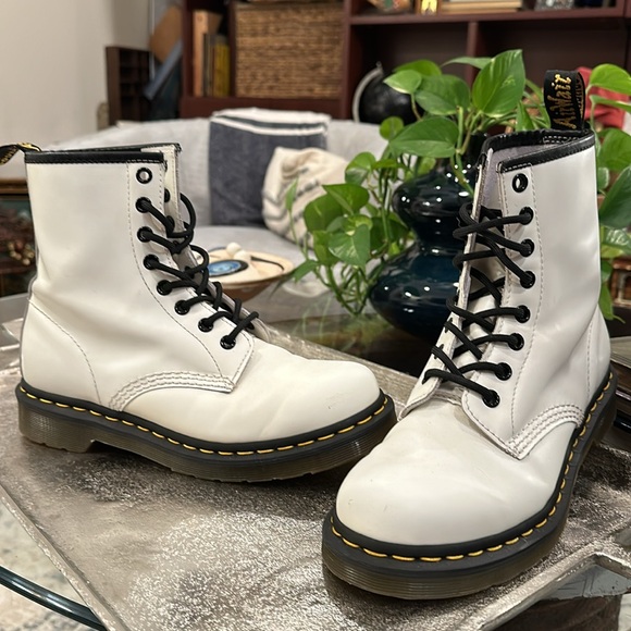 Dr Martens Doc white w yellow stitching 8 eyelet boot sz 7 - Picture 13 of 13
